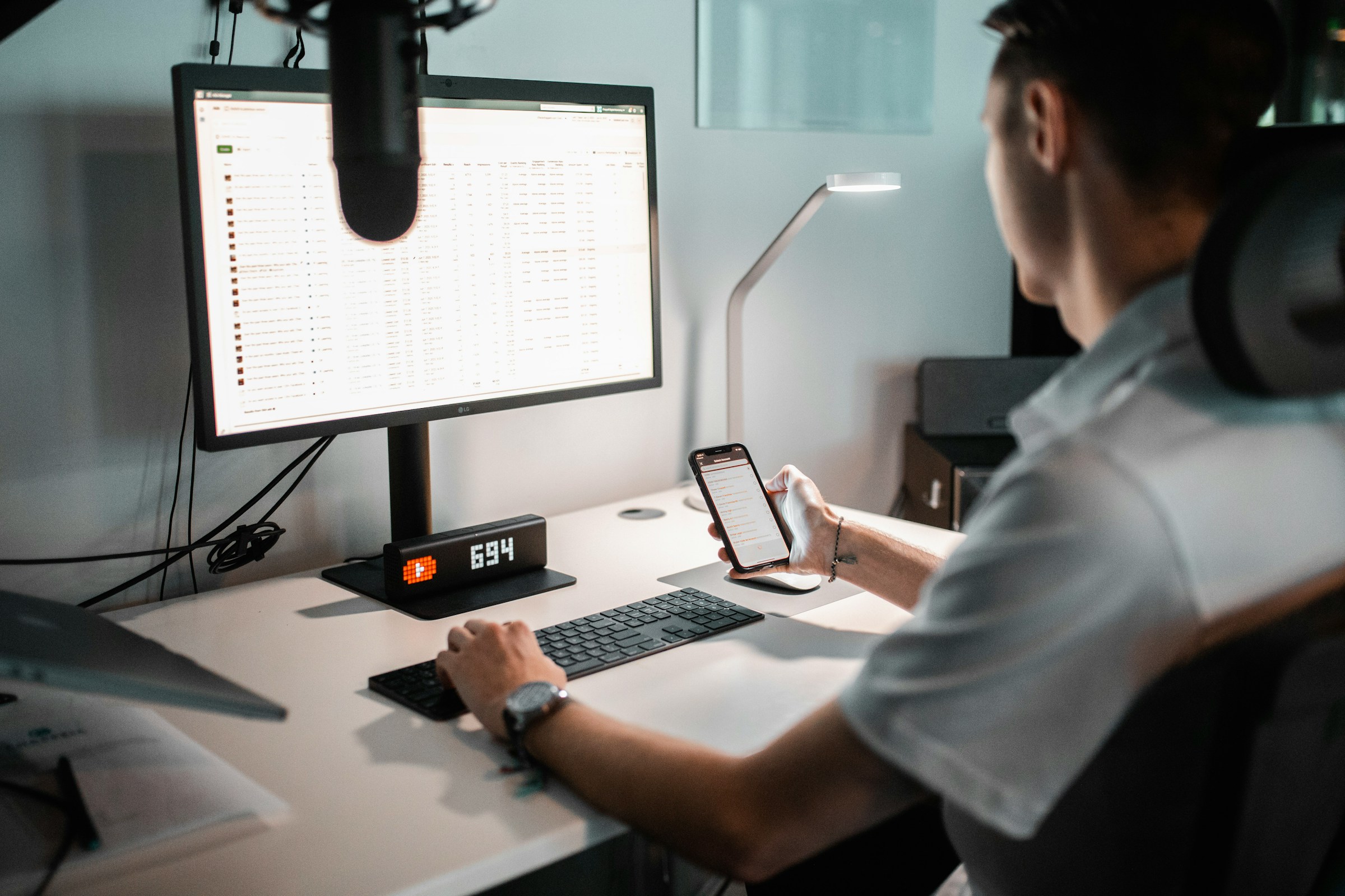 man looking for the best tool - MailGenius Alternative