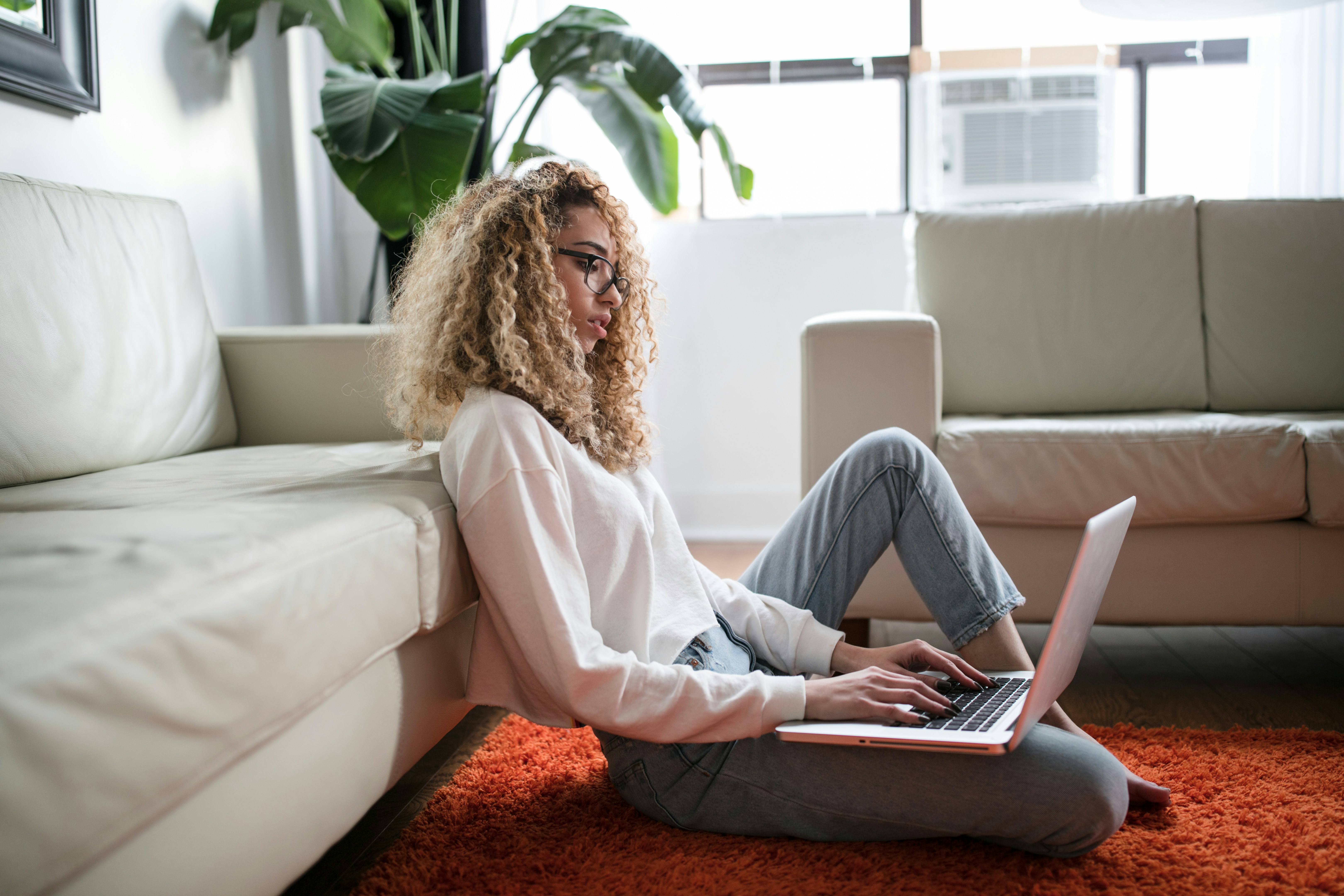 woman working - How to Send a Cold Email for Networking