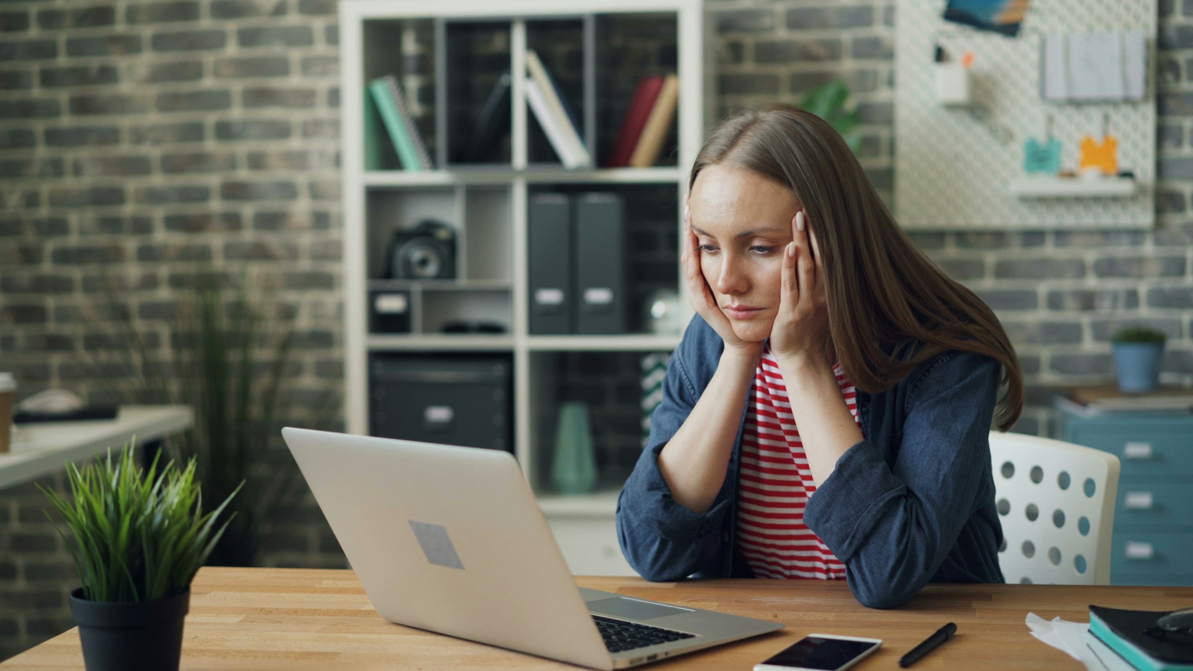 woman looking confused - Best Cold Email Software