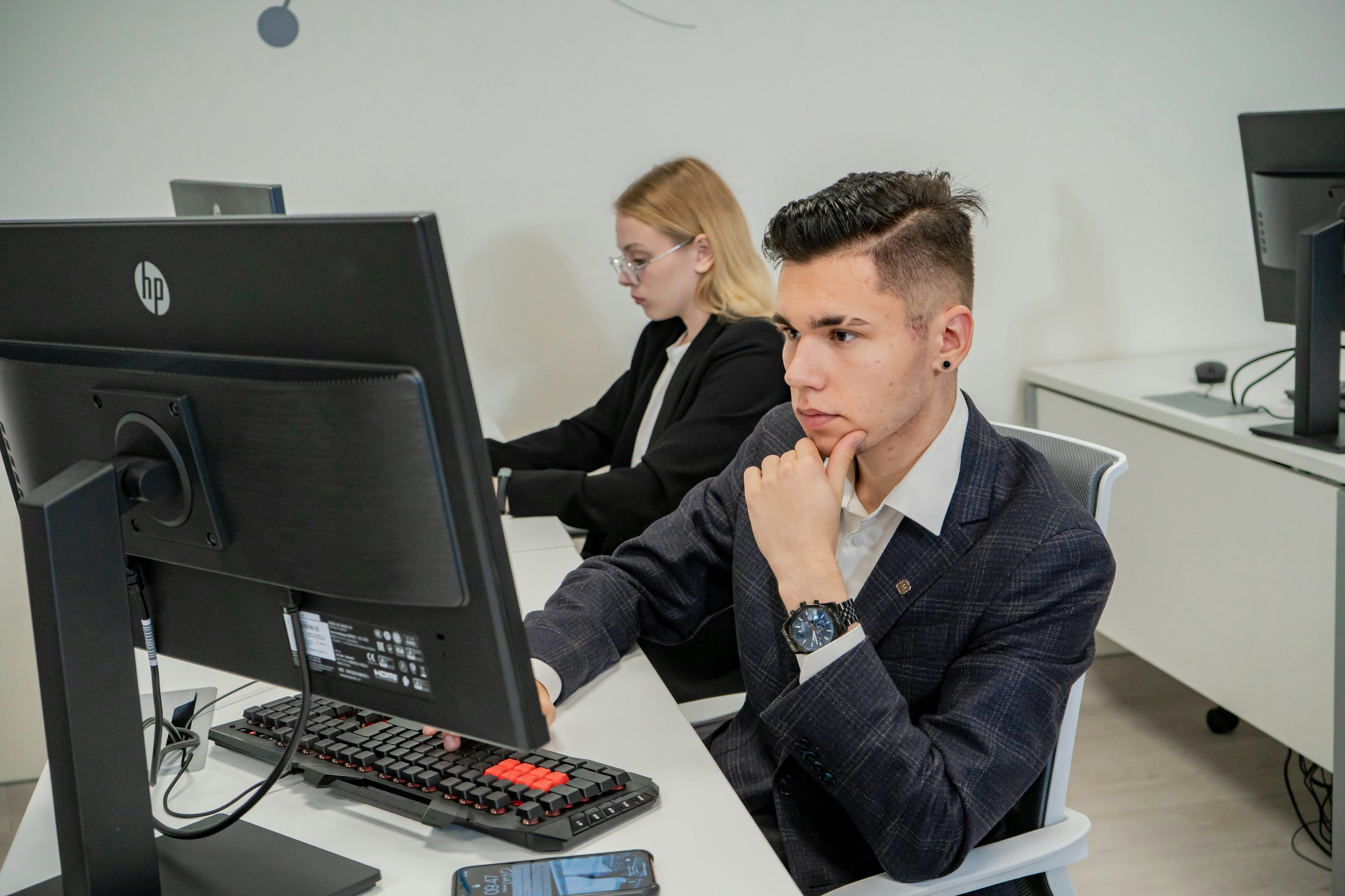 recruiter checking emails - How to Cold Email a Recruiter