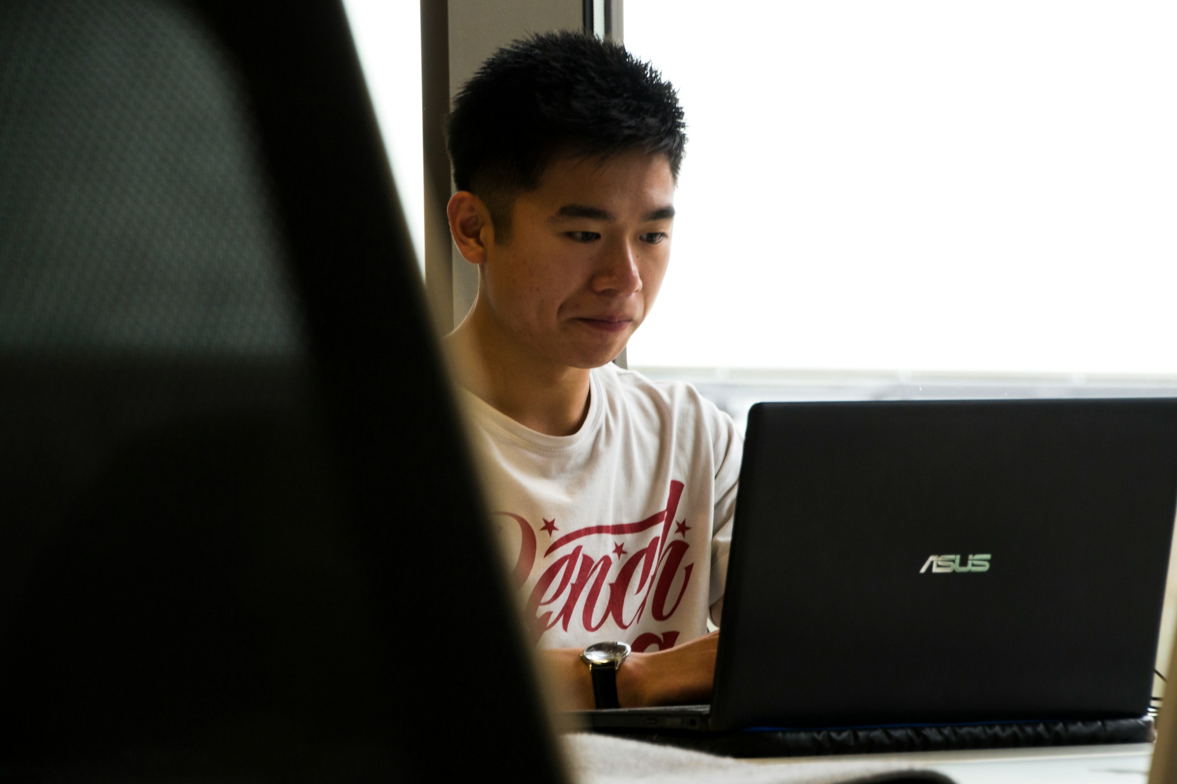 person wondering about his email - How to Know if Someone Opened Your Email