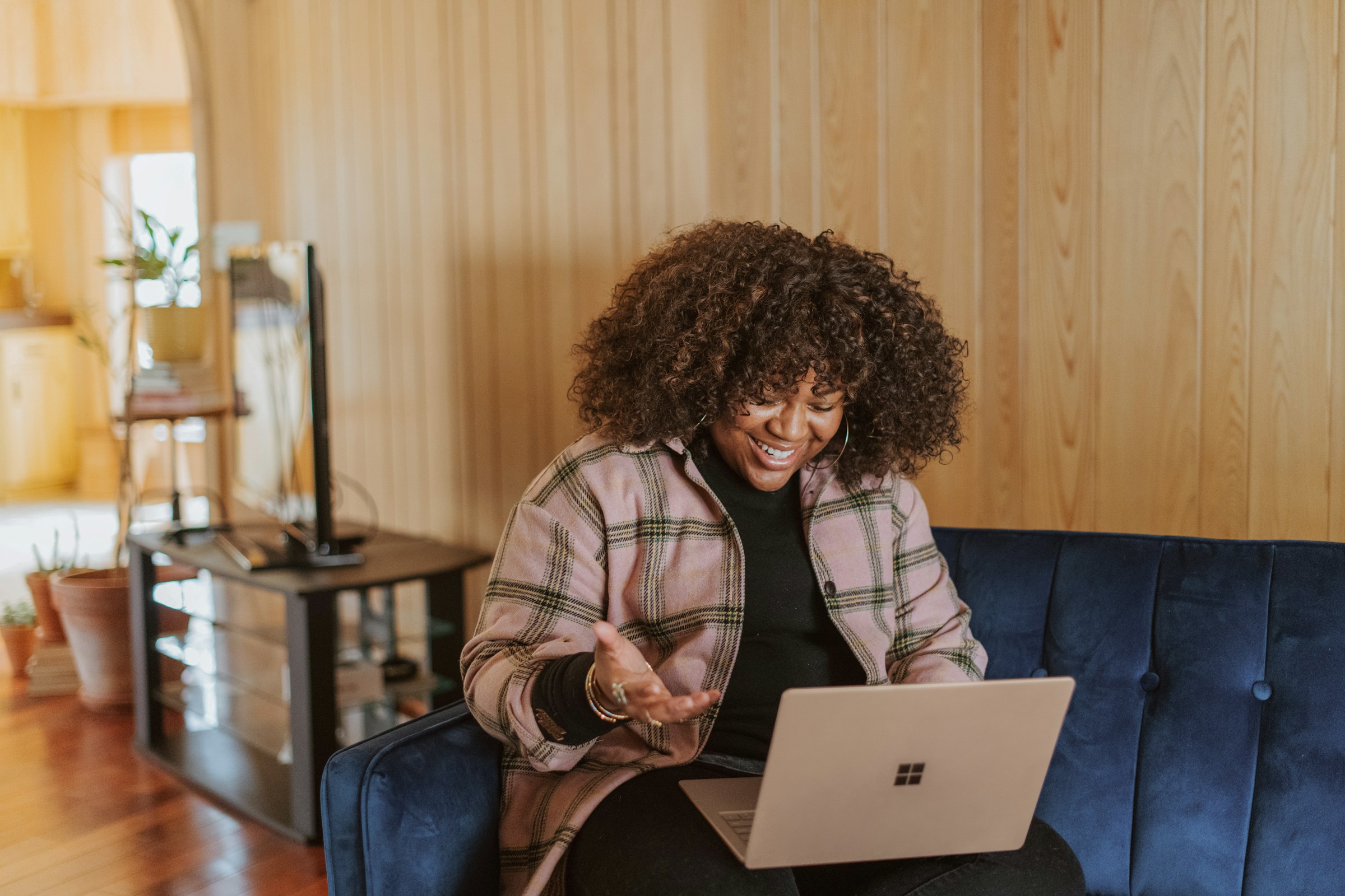 woman facing issues - Omnichannel Lead Generation 
