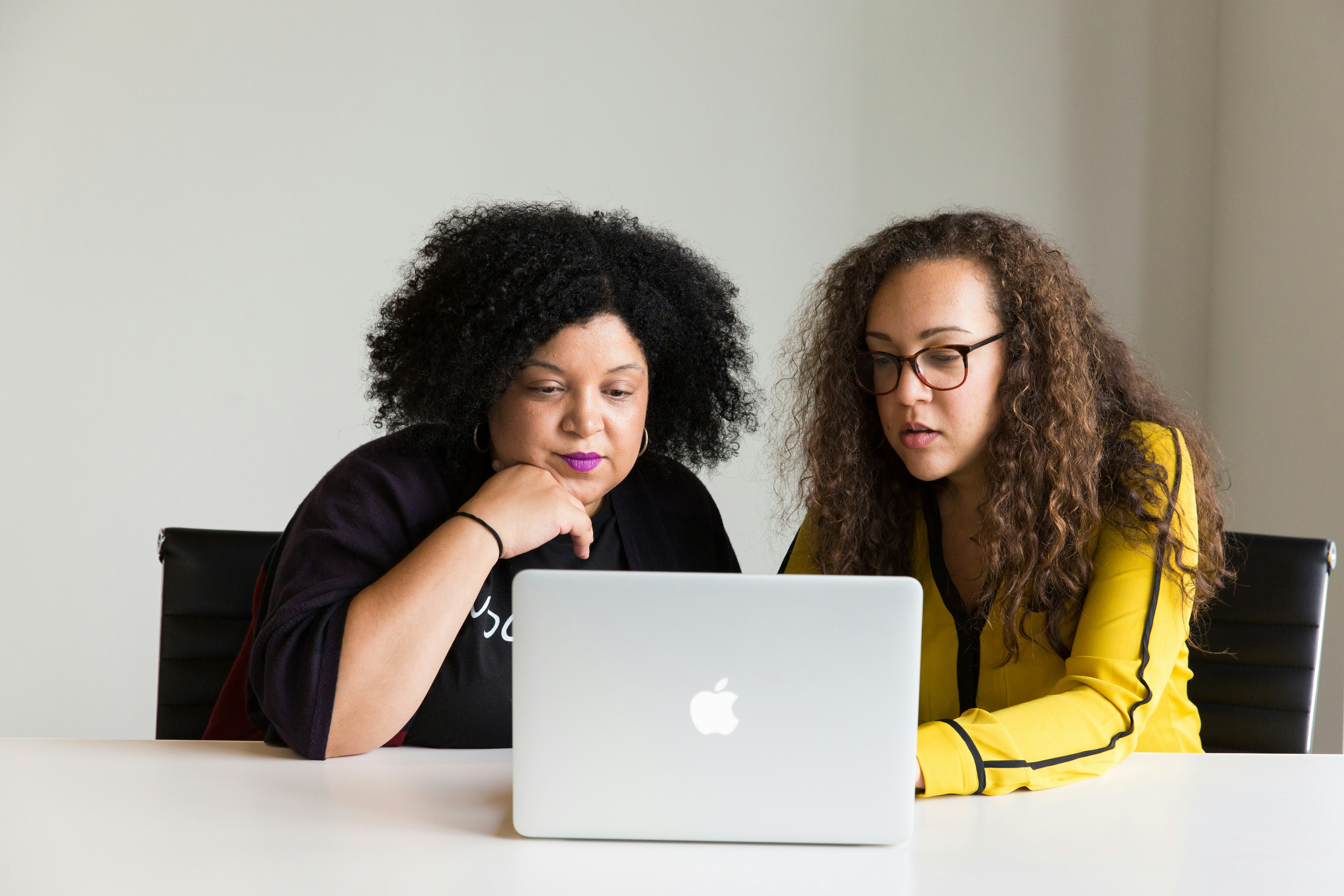 woman working - How to Sign an Email Professionally