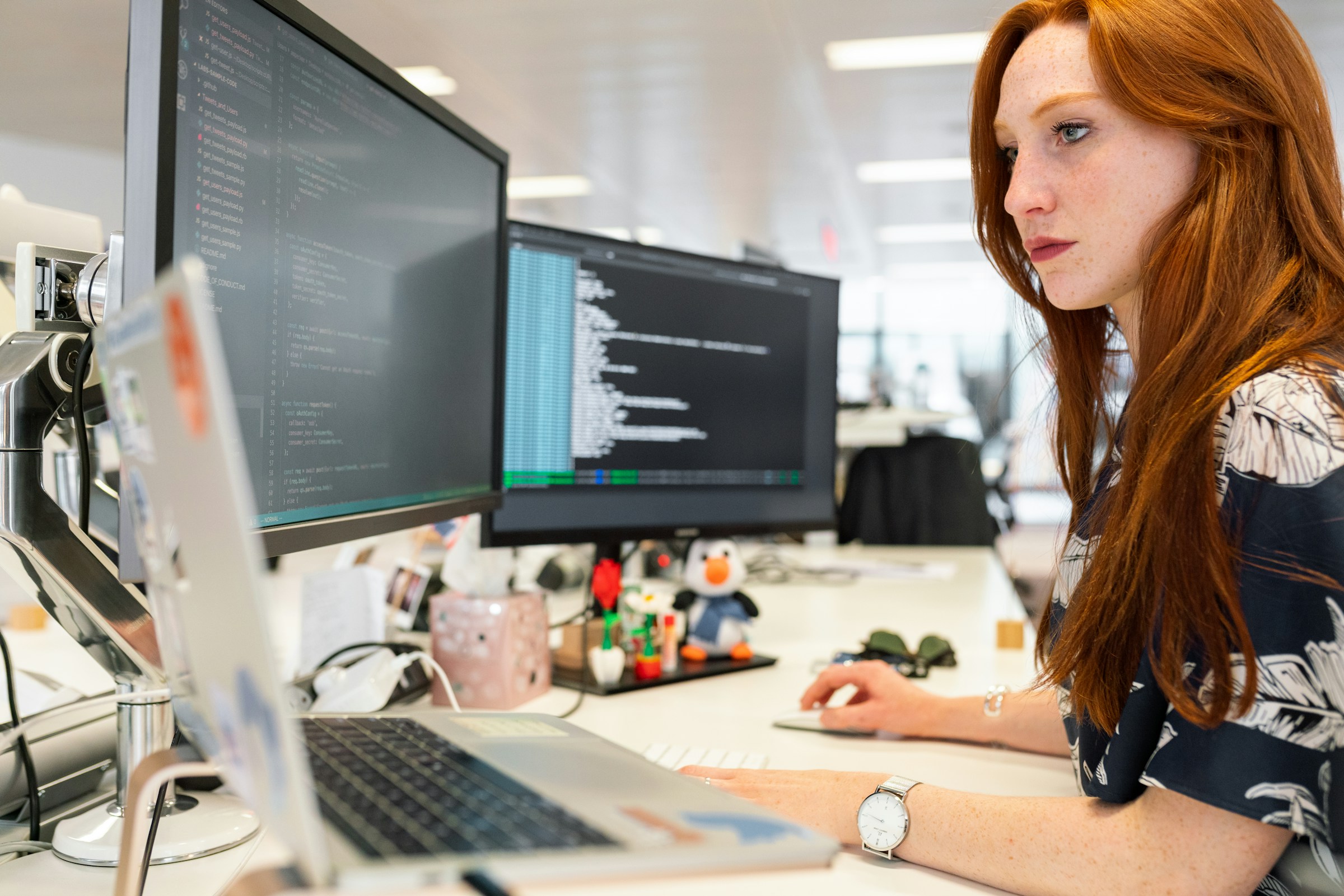 woman working -  Yesware Alternatives