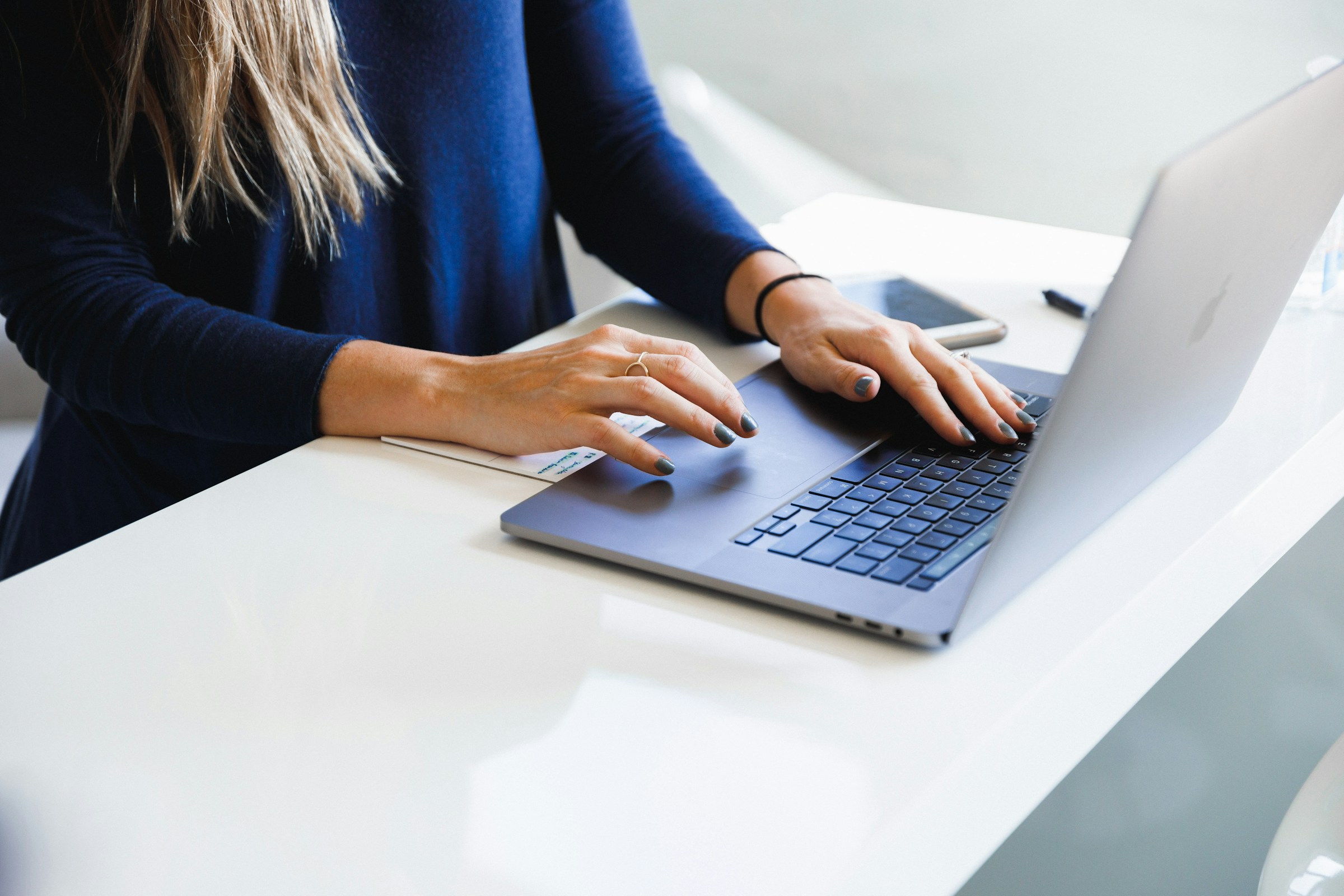 woman ready to send email - How to End a Cold Email
