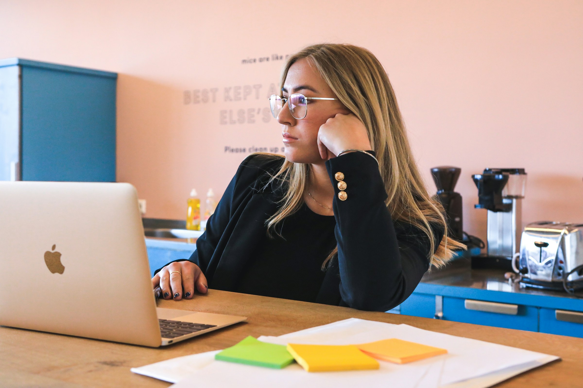 woman looking for ideas - MailGenius Alternative